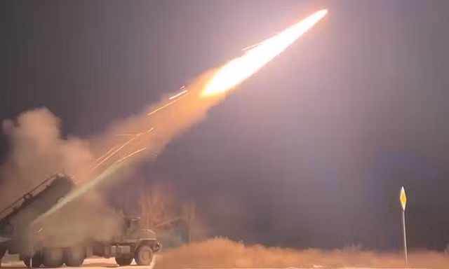 Vụ phóng pháo phản lực nhiệt áp TOS-2 của Nga. Ảnh: Military Watch Magazine.