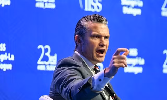 Bộ trưởng Chiến tranh Mỹ Pete Hegseth phát biểu tại Đối thoại Shangri-La 2026 ở Singapore. Ảnh: CNA.