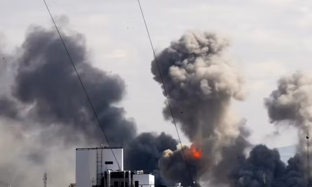 Những cột khói bốc lên trên khu dân cư Tehran trong bối cảnh các cuộc không kích của Mỹ và Israel vẫn diễn ra trong tháng 3/2026. Ảnh: Anadolu.