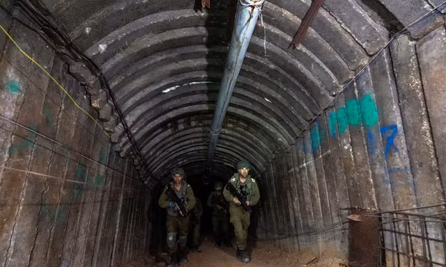 Binh lính Israel đi qua đường hầm có rào sắt do Hamas thiết kế. Ảnh: Reuters.