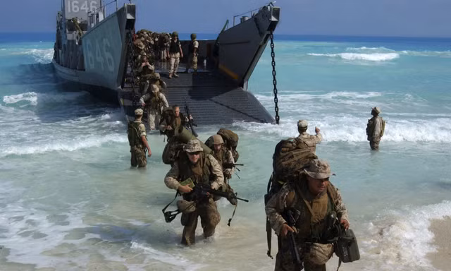 Một chiến dịch chiếm đảo Kharg có thể đòi hỏi tàu sân bay, tàu đổ bộ và hàng nghìn lính thủy đánh bộ. Ảnh minh họa: US Navy.