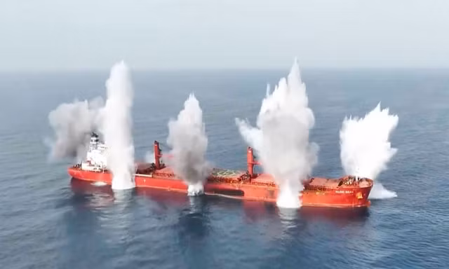Video do Houthi ở Yemen công bố năm 2025 cho thấy khoảnh khắc họ tấn công tàu chở hàng rời mang cờ Liberia, thuộc sở hữu của Hy Lạp, có tên là Magic Seas. Ảnh cắt từ video: CBS News.