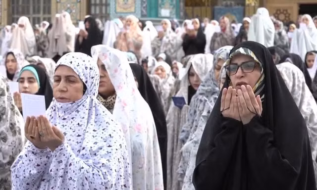 Một lễ cầu nguyện của người Iran. Ảnh: AP.
