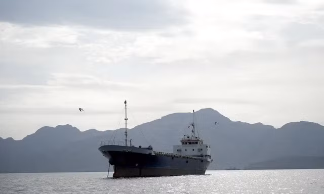 Một con tàu tại eo biển Hormuz, ngoài khơi tỉnh Musandam của Oman, ngày 12/4/2026. Ảnh: Reuters.
