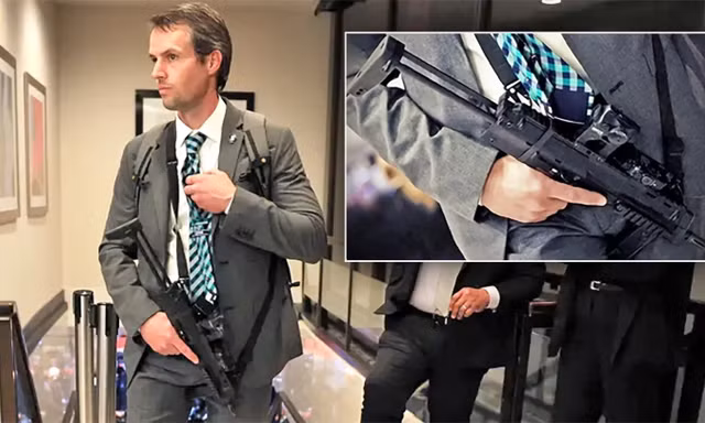 Hình ảnh đặc vụ cầm súng MP7 sau vụ xả súng tại bữa tiệc tối của các phóng viên Nhà Trắng ngày 25/4/2026. Ảnh: Getty Images.