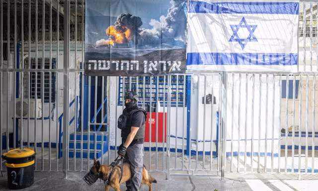 Giám thị làm việc tại một khu giam giữ đặc biệt của Nhà tù Damon dành cho những người Israel bị cáo buộc làm gián điệp cho Iran, tại thị trấn Druze Daliyat al-Karmel, miền bắc Israel. Ảnh minh họa: Times of Israel.