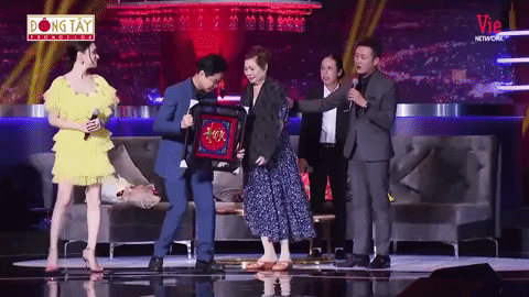 Ngọc Sơn quỳ gối tặng mẹ chữ Hiếu, nước mắt lã chã rơi vì tình cảm của fan cứng