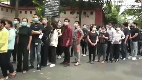 Người dân xếp hàng dài xuyên trưa chờ được nhìn Chí Tài lần cuối trước khi qua Mỹ