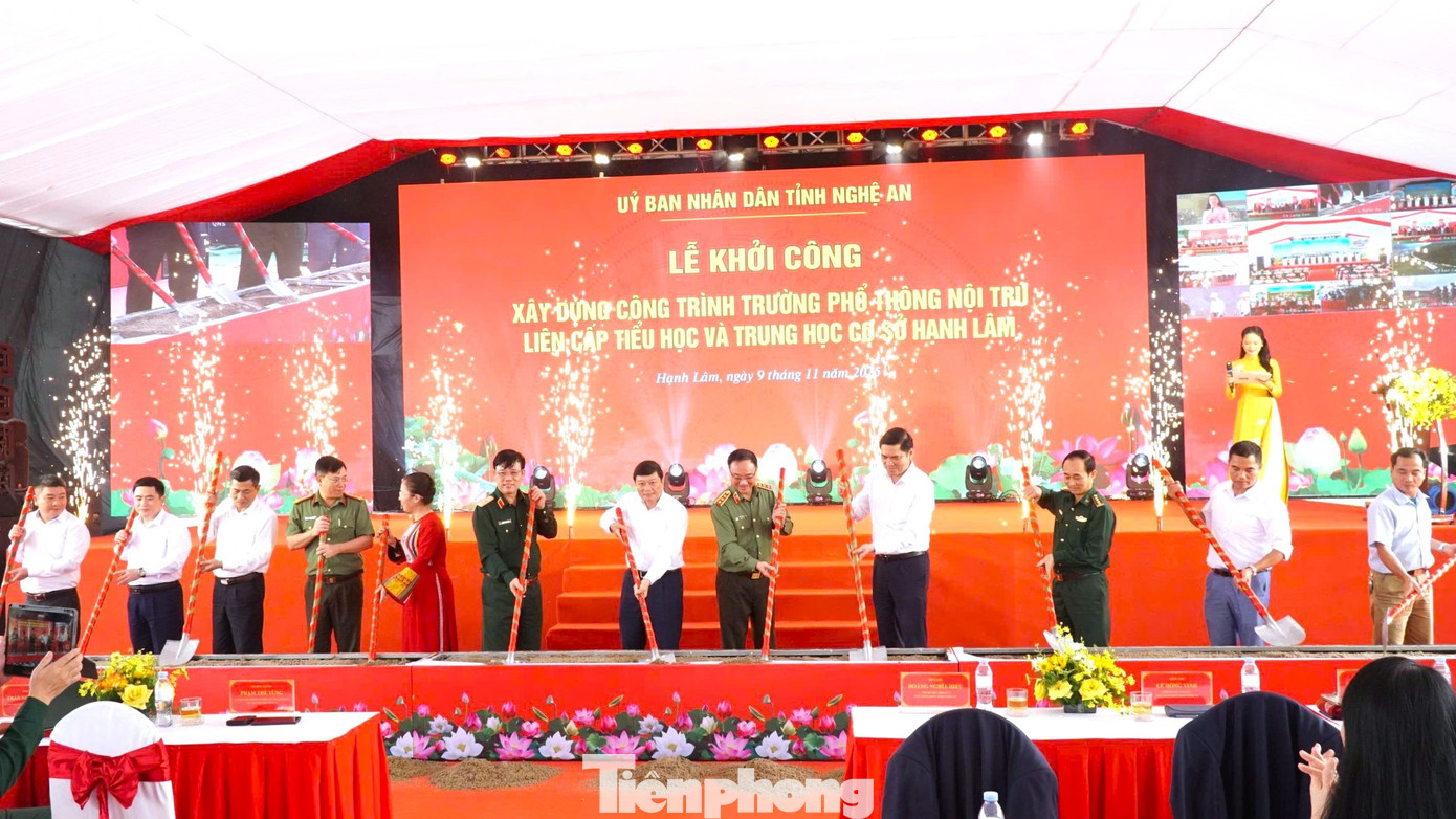 Các đại biểu tiến hành nghi thức khởi công Trường phổ thông nội trú liên cấp Tiểu học và THCS Hạnh Lâm