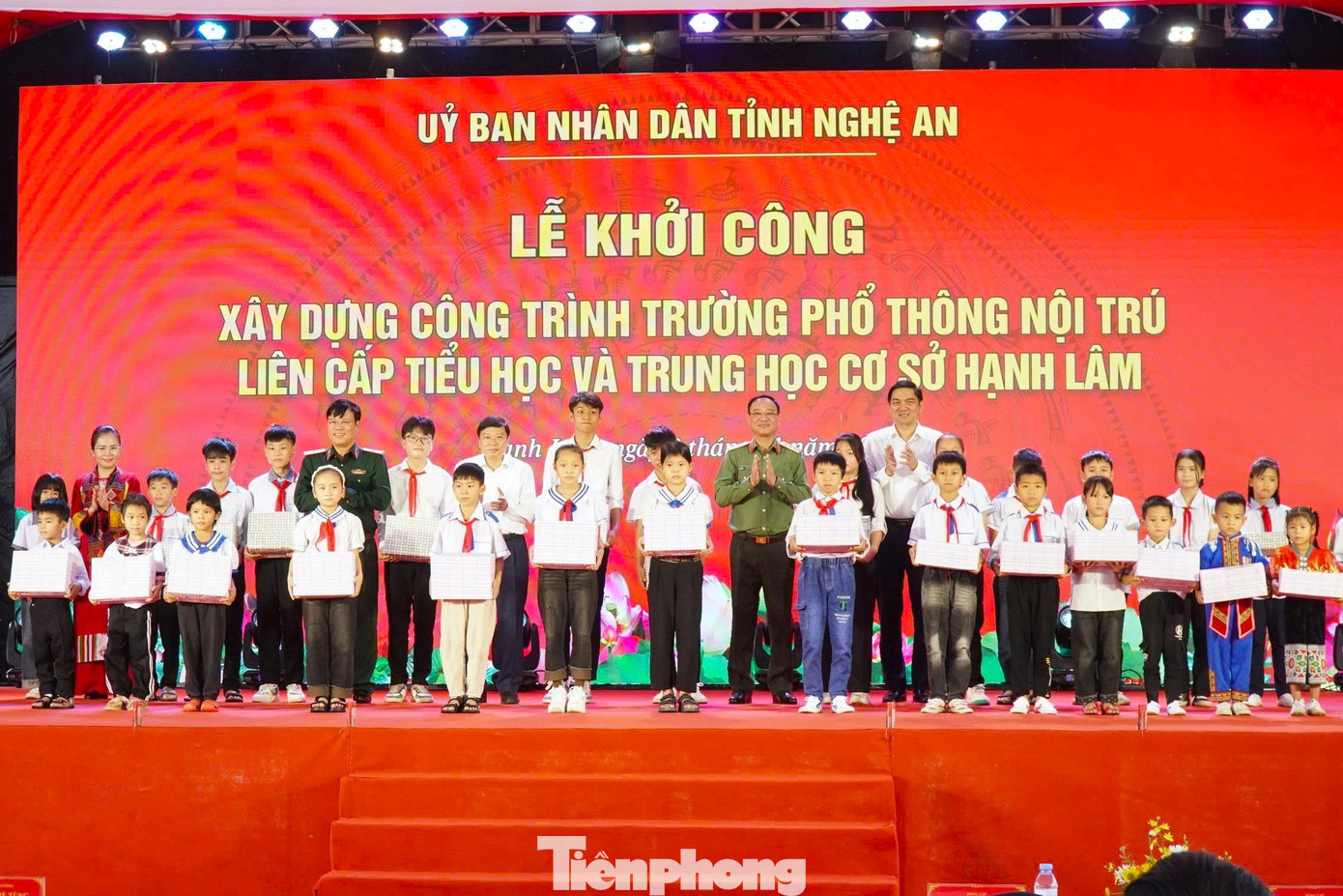 Trao tặng quà cho các em học sinh có hoàn cảnh khó khăn
