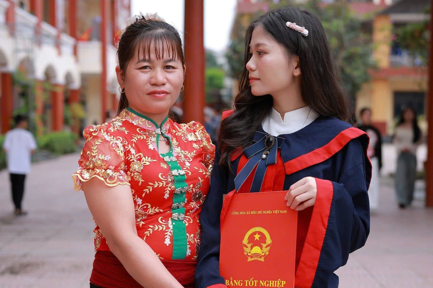 Lang Thị Nguyệt Nhi cùng mẹ 491881484-662528150269470-1585464794964343651-n.jpg