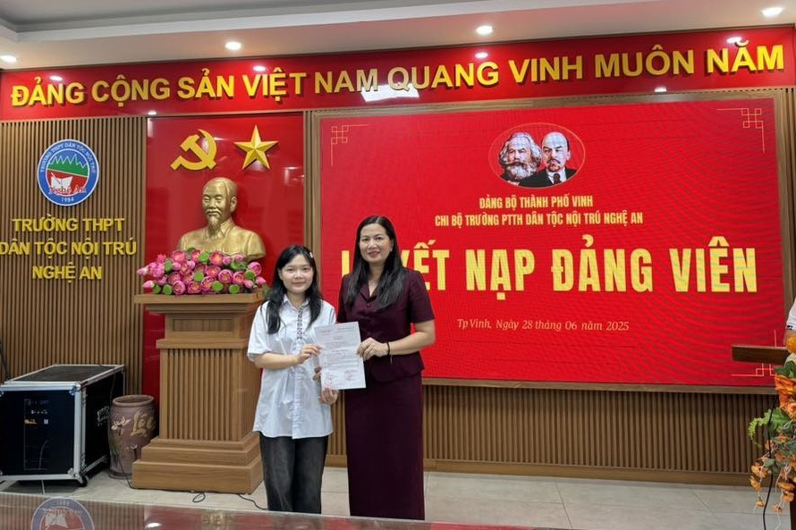 Kết thúc lớp 12, Lô Thị Na Ni được kết nạp vào Đảng. 514323774-1179784690851450-3552240210210675886-n.jpg