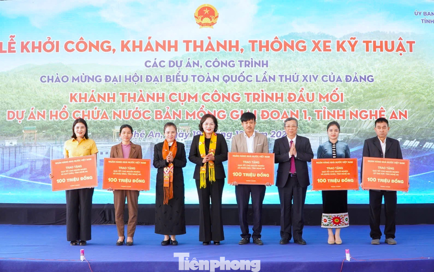 Trao quà cho người nghèo Nghệ An.