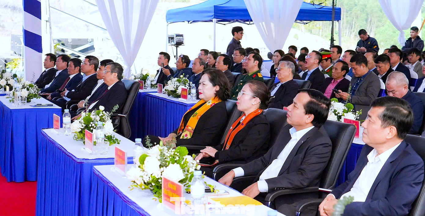 Các đại biểu dự lễ khánh thành.