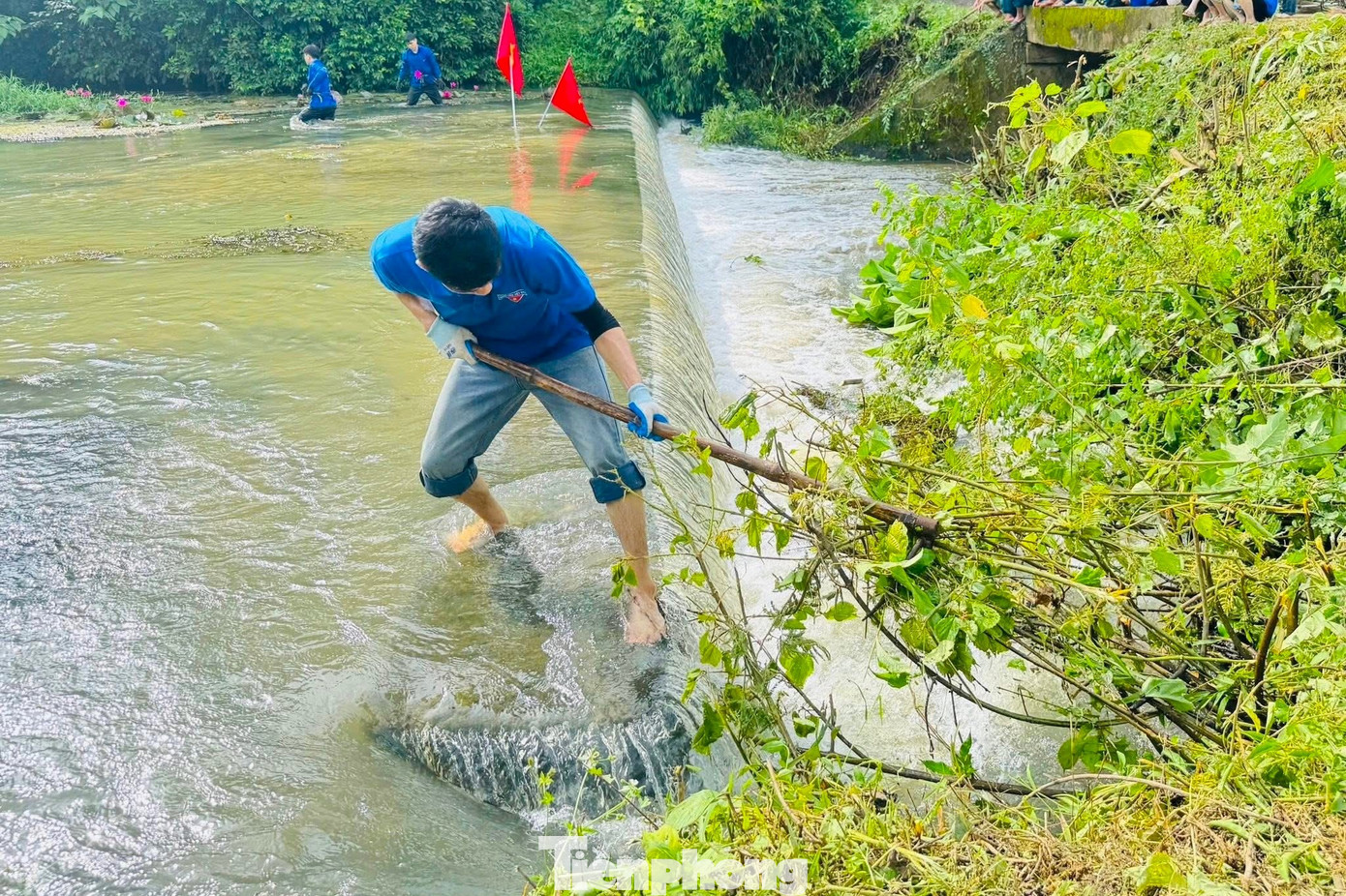 Với tinh thần trách nhiệm, sự nhiệt huyết và sức trẻ , các chiến sĩ tình nguyện đã tích cực thu gom rác thải, phát quang bụi rậm và nạo vét các đoạn khe bị tắc nghẽn. tp-14.jpg