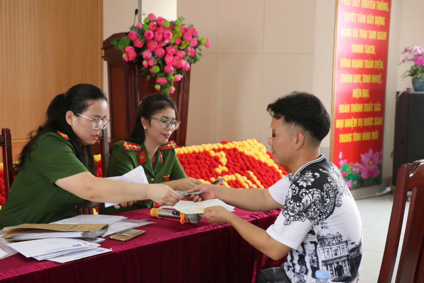 Phạm nhân làm thủ tục trước khi rời trại giam z6966318079395-1aed7390750f3cfb7a7679847994af4e.jpg
