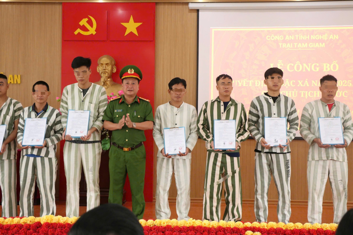 Trao quyết định đặc xá cho các phạm nhân. z6966318087230-4db9a1f14bf3078f4eed6d7815975ae3.jpg