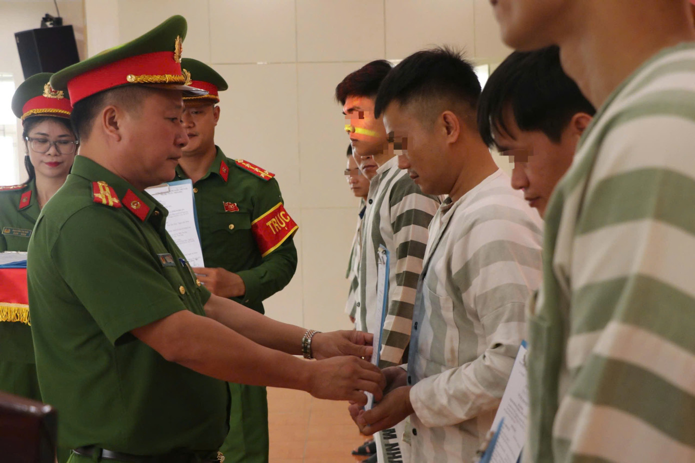 Thượng tá Cao Thanh Hải, Trưởng Phòng Cảnh sát thi hành án hình sự Công an tỉnh Nghệ An trao quyết định của Chủ tịch nước tới các phạm nhân được đặc xá. z6966318077811-9a6111d85abd0f289d4db8935c0009e2.jpg