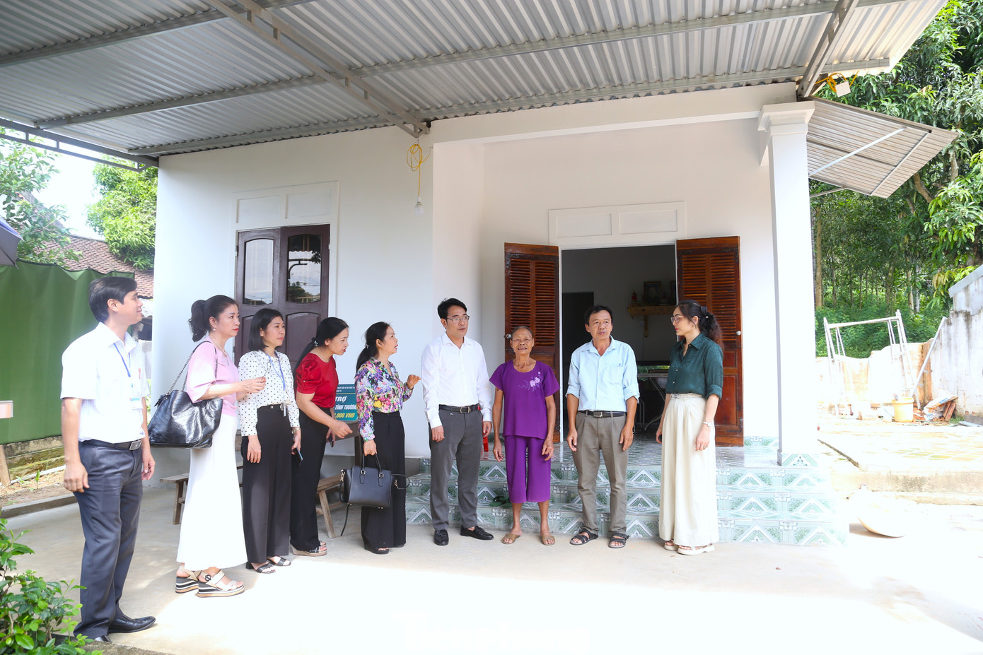 Delegația Departamentului de Propagandă și Mobilizare în Masă al Comitetului Provincial de Partid Nghe An a vizitat noua casă a doamnei San. tp-30.jpg