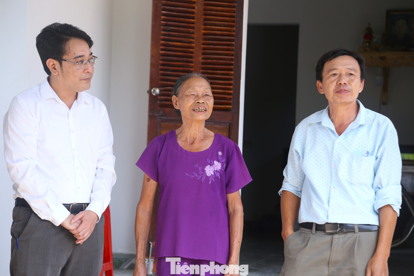 Dna Le Thi San (mijloc) își împărtășește bucuria de a primi noua casă. tp-32.jpg