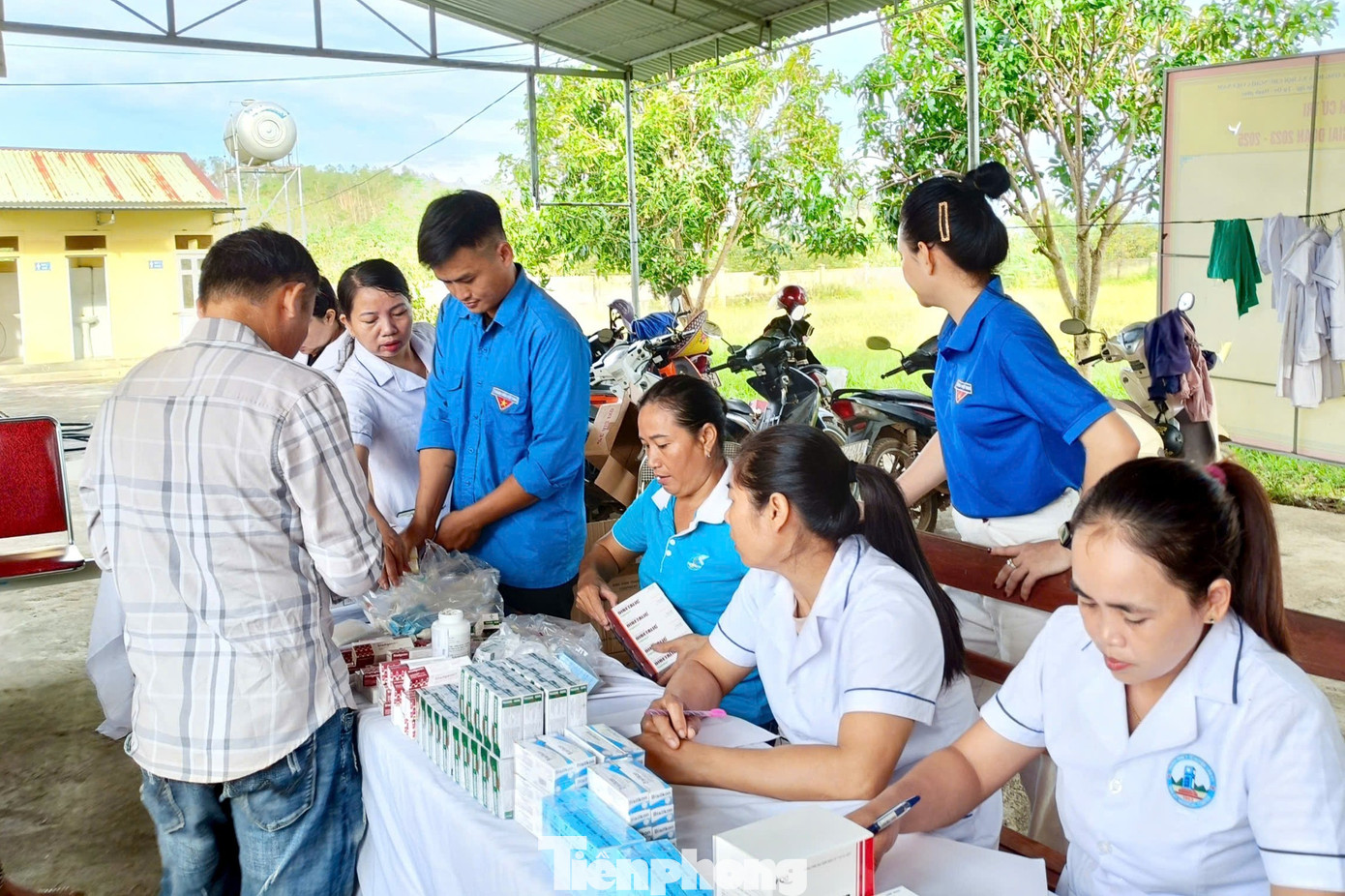 Đoàn viên thanh niên xã Nghĩa Đồng hỗ trợ khám, phát thuốc cho người dân sau lũ. tp-3.jpg