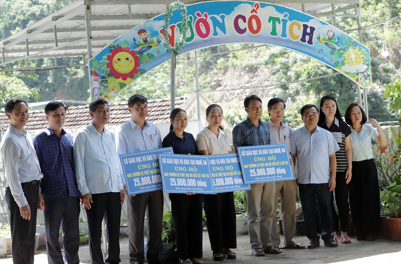 Sở GD&ĐT Nghệ An trao hỗ trợ cho các nhà trường bị thiệt hại do mưa lũ 529166564-24109369315423812-7485136634110903820-n.jpg