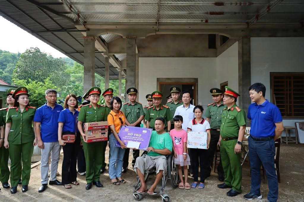 ផ្តល់ការគាំទ្រដល់គ្រួសារក្នុងស្ថានភាពលំបាក z6889271804455-0655a2eb1f8372ba0fca794ebc1bb2fb.jpg