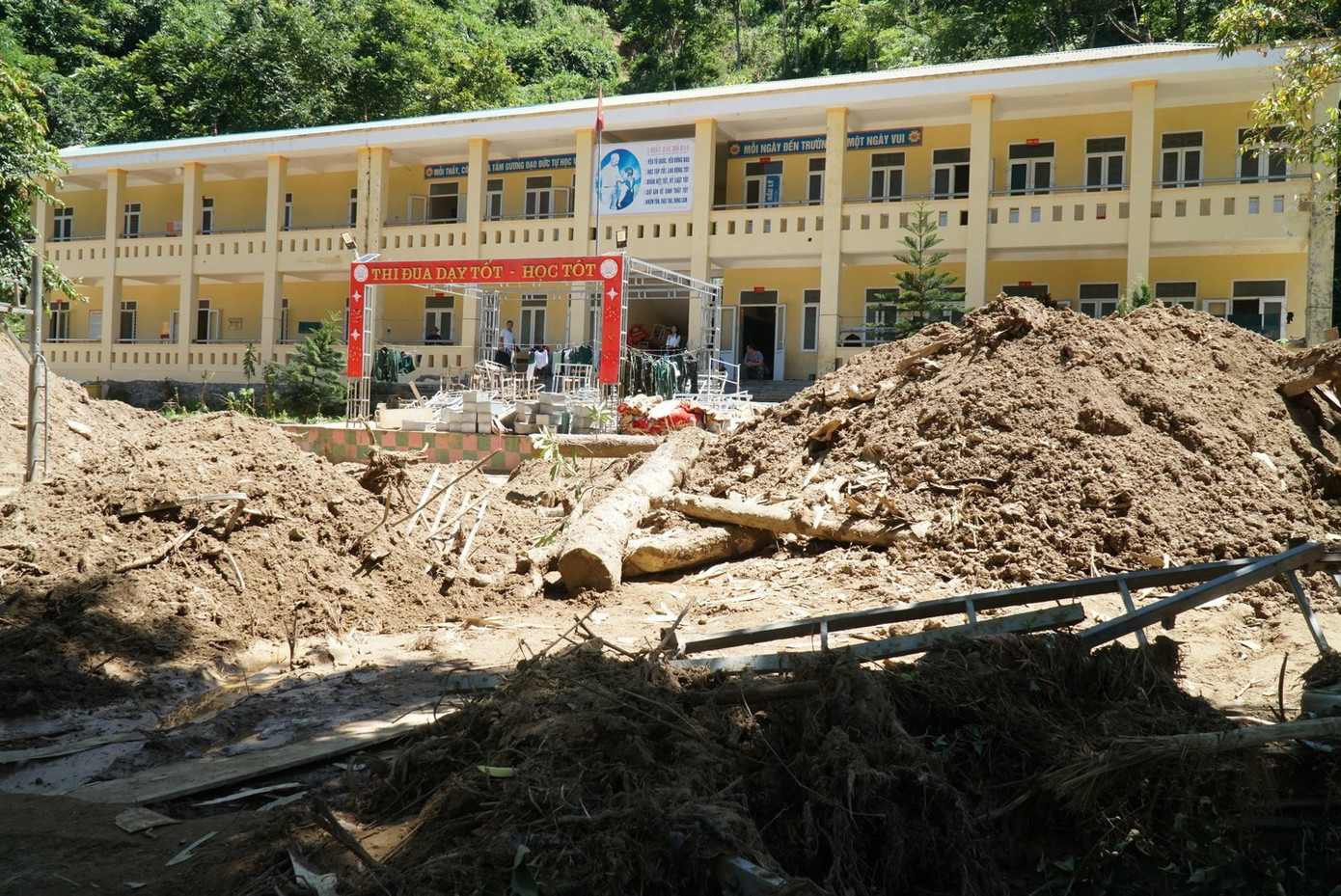 Nhiều trường học vẫn ngổn ngang sau lũ quét lịch sử image-2.jpg