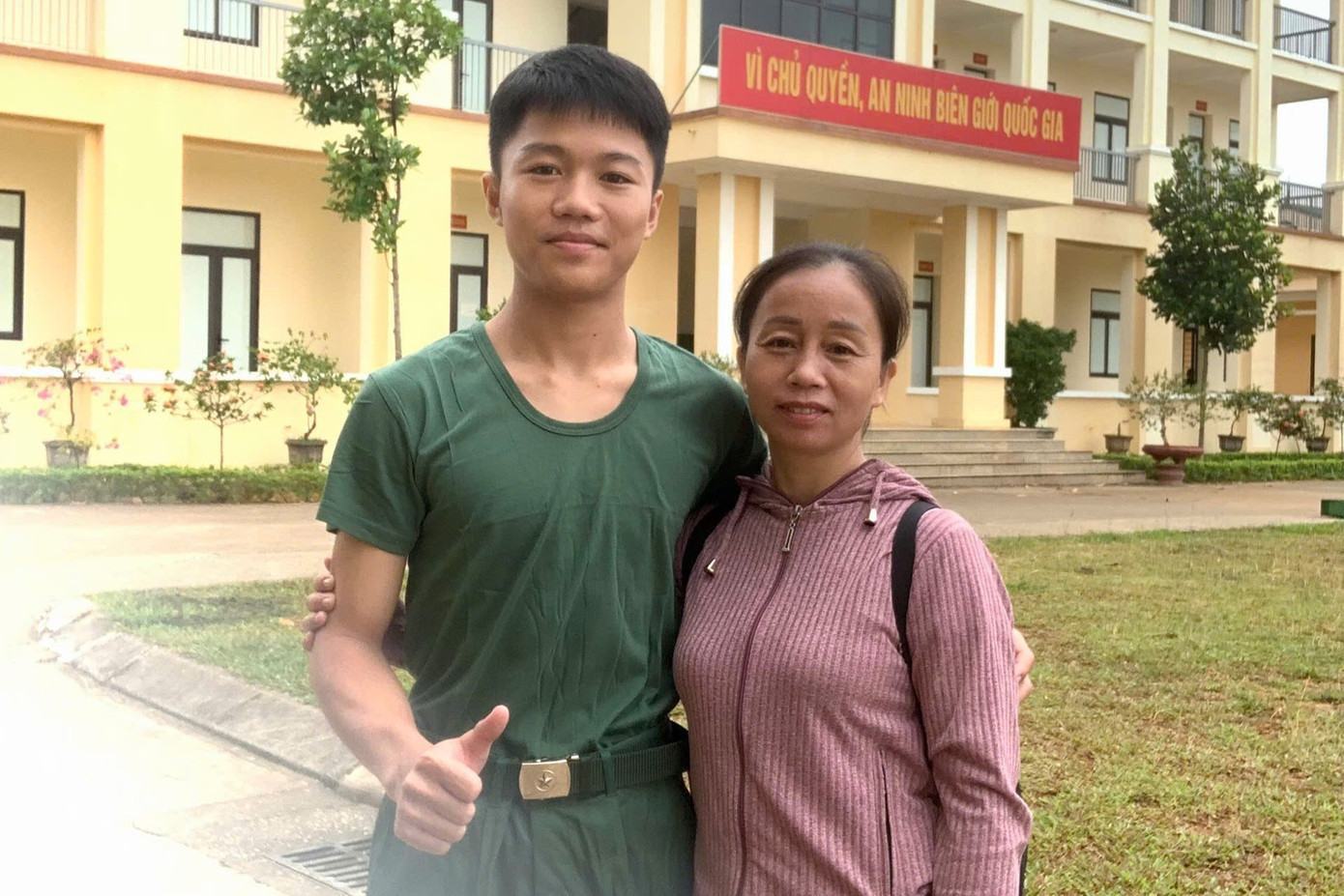 Nam sinh Lang Đức Bằng z7096942943977-6bdf772d54117aa726aa8730f7601961.jpg