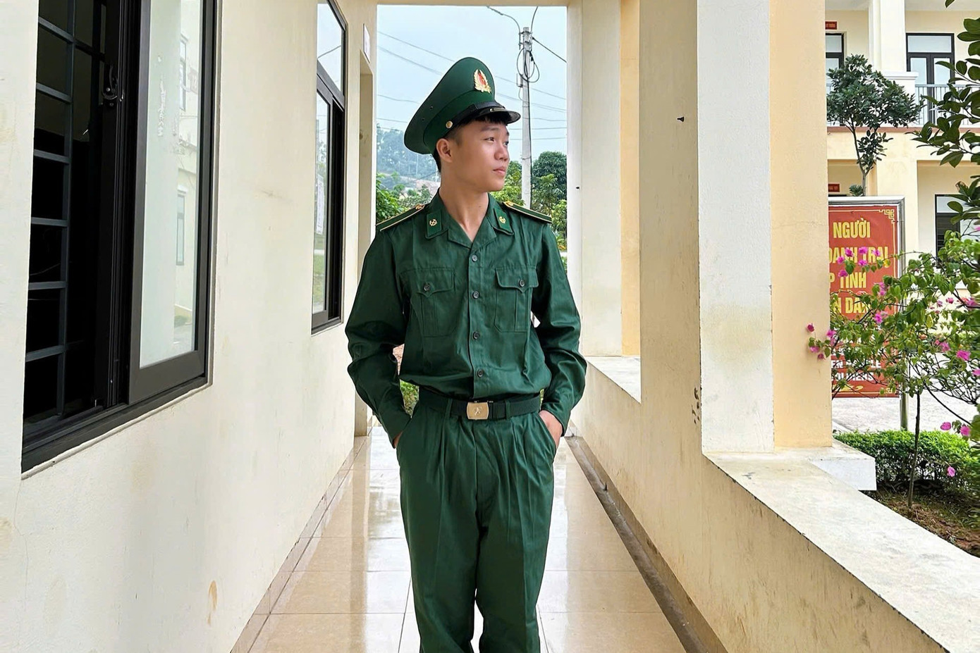 Lang Đức Bằng trúng tuyển vào Học viện Biên phòng. Tuy nhiên, chỉ sau ít ngày nhập học, Bằng phải trở về quê vì phát hiện mắc viêm gan B. z7096942502748-9a664156fc2e0bfde3587d16f810b408.jpg