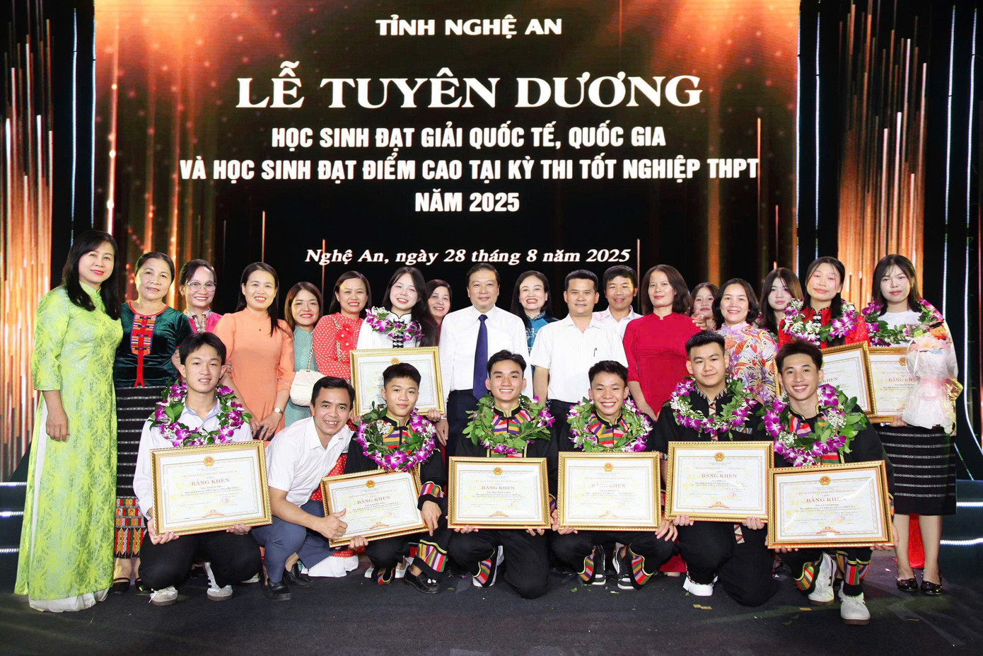 Lang Đức Bằng là một trong 75 học sinh xuất sắc trong kỳ thi tốt nghiệp THPT được UBND tỉnh Nghệ An tuyên dương. z7096942250692-52e32f98ab2b2ceb7928cc6451d05cdb.jpg