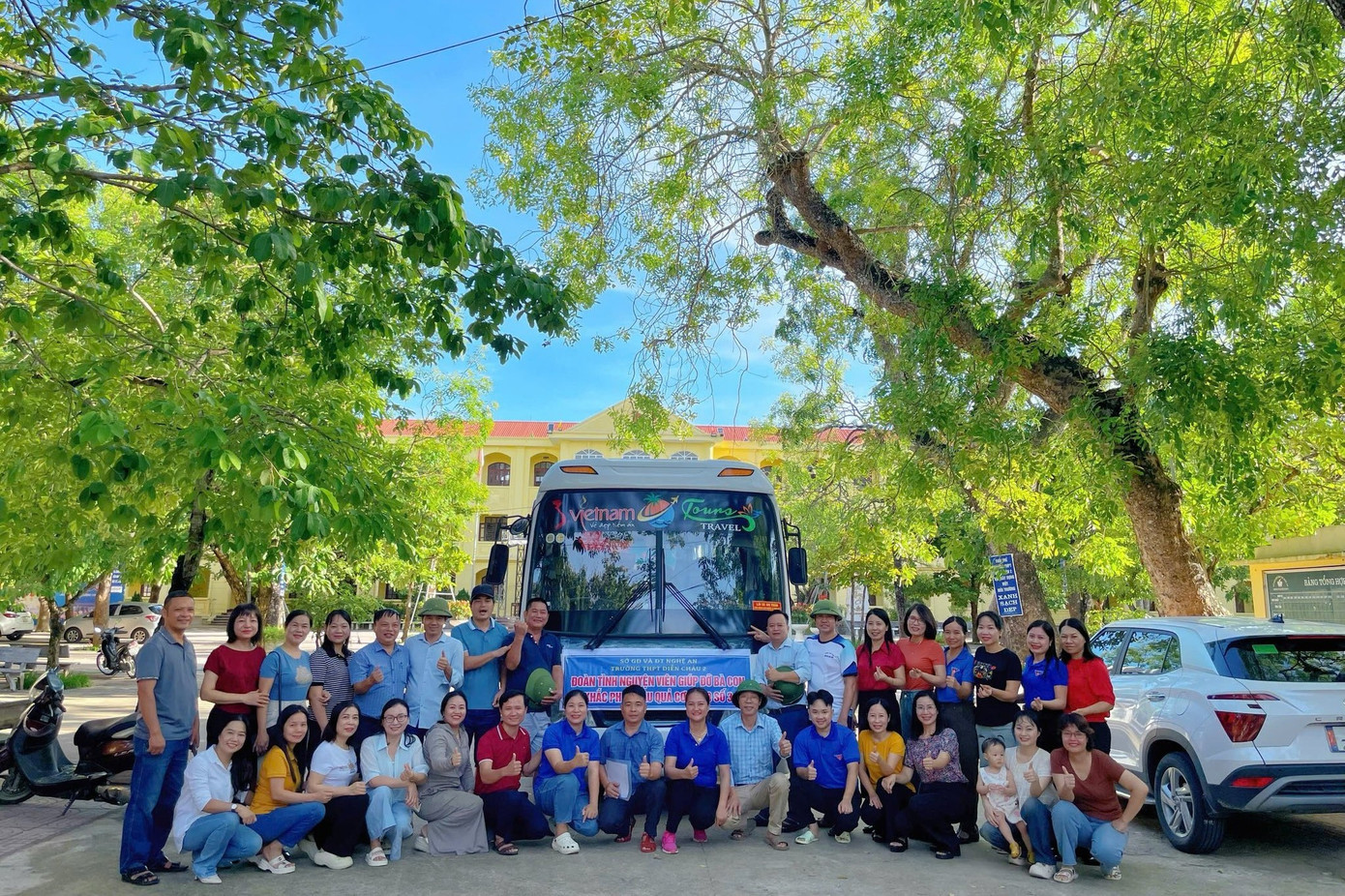 Dịp này, nhiều trường học trên địa bàn tỉnh Nghệ An đã tình nguyện xuất quân hỗ trợ người dân vùng lũ. 525966545-1408778077280760-4491665026731450913-n.jpg