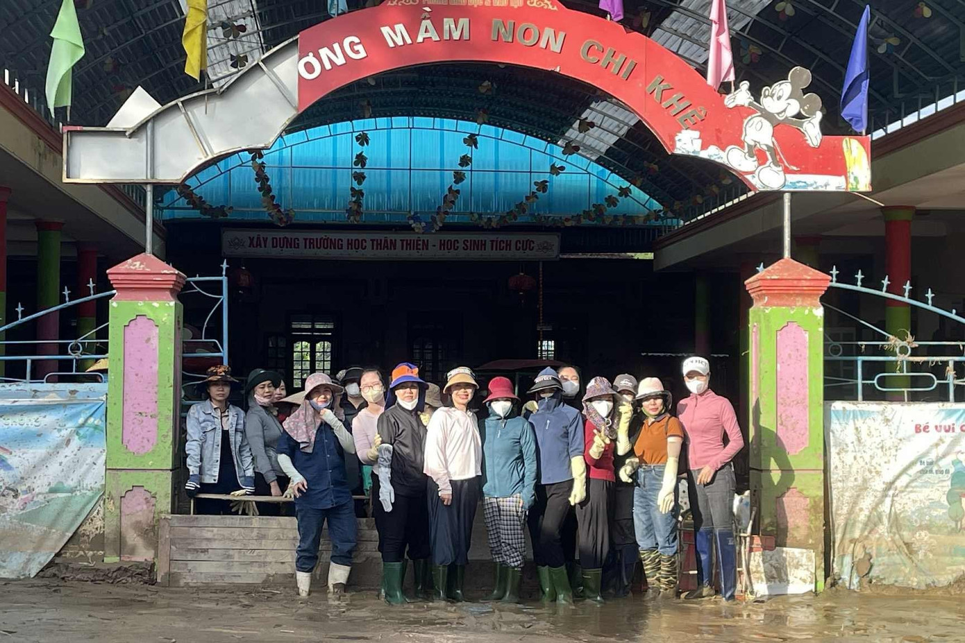 Giáo viên Trường mầm non Hưng Thịnh vượt hơn 100km đến với Trường Mầm non Chi Khê hỗ trợ khắc phục hậu quả do mưa lũ gây ra. 525968477-1625565701712691-151214046976174088-n.jpg