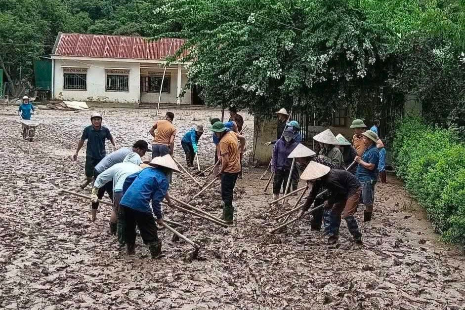 Cùng với các lực lượng Quân đội, Công an, hình ảnh những giáo viên lội bùn hỗ trợ người dân khắc phục hậu quả đã thể hiện tinh thần "tương thân tương ái" của dân tộc. 524872137-1146548310853364-2302148838157575212-n.jpg