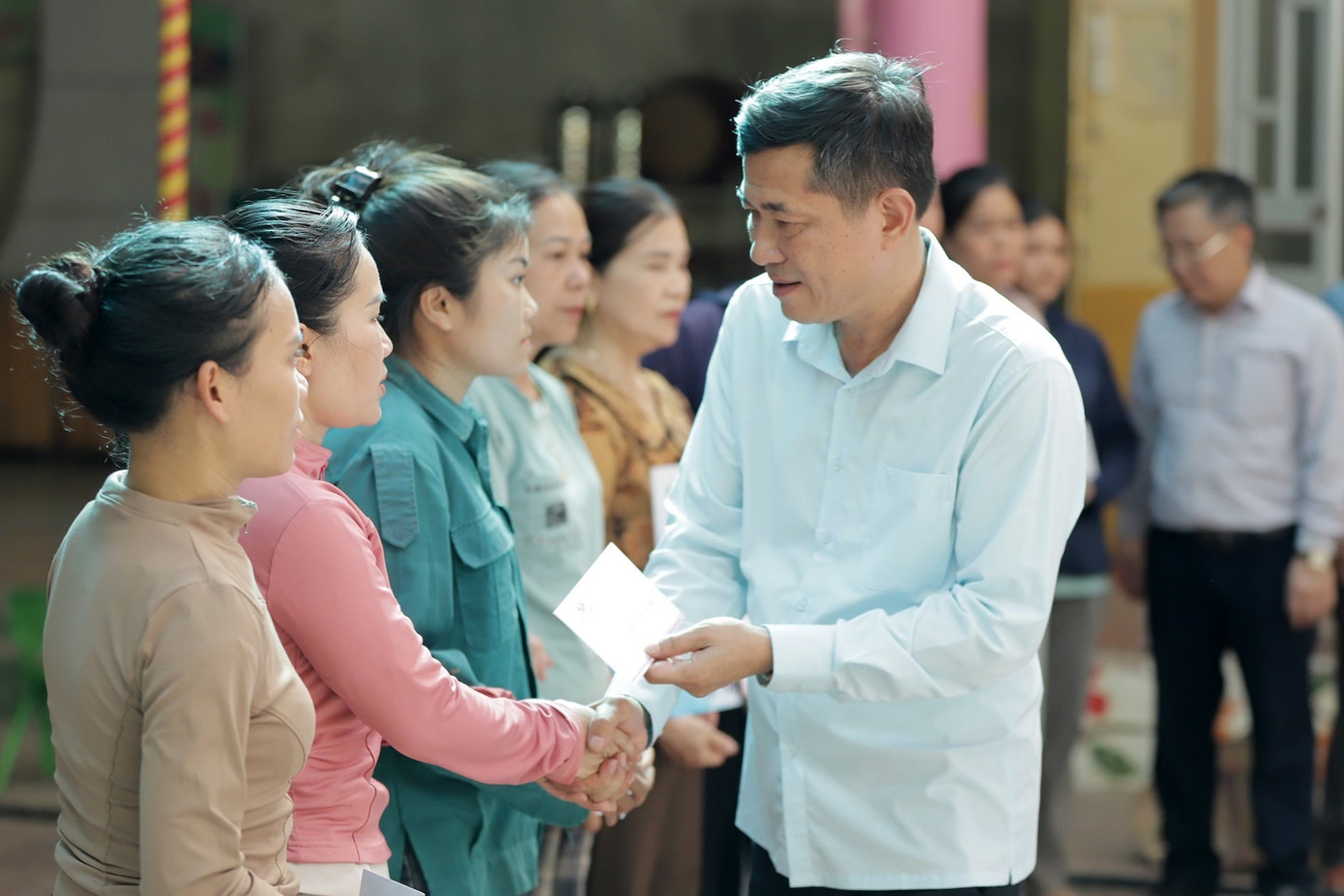 Ông Thái Văn Thành - Giám đốc Sở GD&ĐT Nghệ An thăm hỏi, tặng quà cho giáo viên bị thiệt hại sau mưa lũ. 524902595-24034716879555723-7978957153952863450-n.jpg