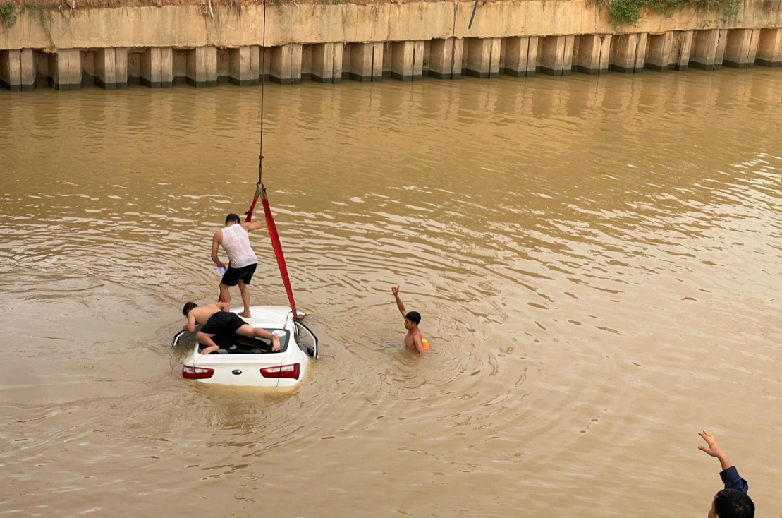 Ô tô được cẩu lên bờ 16.png