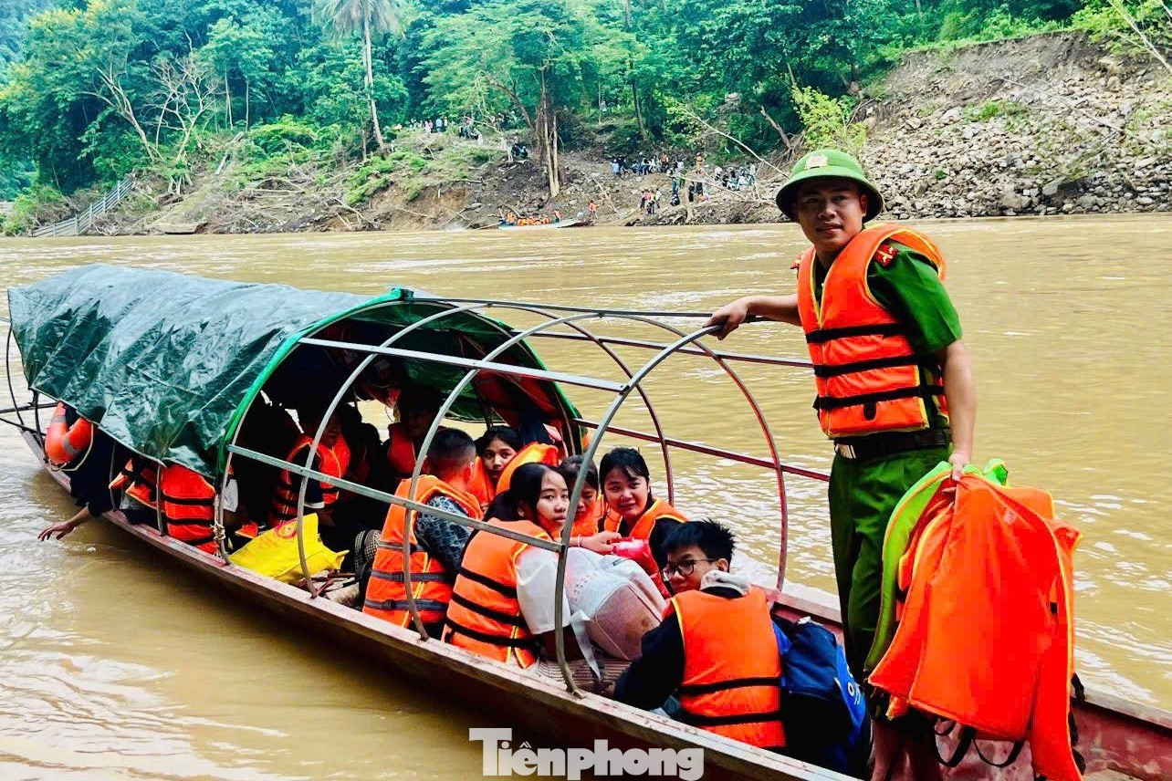 លោក Nguyen Van Thanh នាយកសាលាបឋមសិក្សា Luong Minh សម្រាប់ជនជាតិភាគតិច បាននិយាយថា សិស្សជាង ១៦០នាក់ ដែលរស់នៅក្នុងភូមិក្រៅចំនួន ៦ ត្រូវឆ្លងកាត់ទន្លេ ដើម្បីទៅសាលារៀន។ ជាពិសេសនៅក្នុងភូមិ Ca Moong និង Xop Chao ដើម្បីទៅសាលារៀន ឪពុកម្តាយ និងសិស្សត្រូវដើរជាង 40 នាទីពីភូមិទៅចតទូក បន្ទាប់មកធ្វើដំណើរតាមទូកជិត 1 ម៉ោងដើម្បីទៅដល់កណ្តាលឃុំ Luong Minh ។ ចេញពីកណ្តាលឃុំបន្តជិះម៉ូតូឆ្លងស្ពានយោលXop Mat ប្រហែល៣០នាទីទើបទៅដល់សាលា ។ ឆ្នាំសិក្សានេះ សិស្សមកពីភូមិ Ca Moong និង Xop Chao ត្រូវឆ្លងទន្លេពីរដង ដោយសារស្ពានព្យួរបានបាក់។ tp-10.jpg