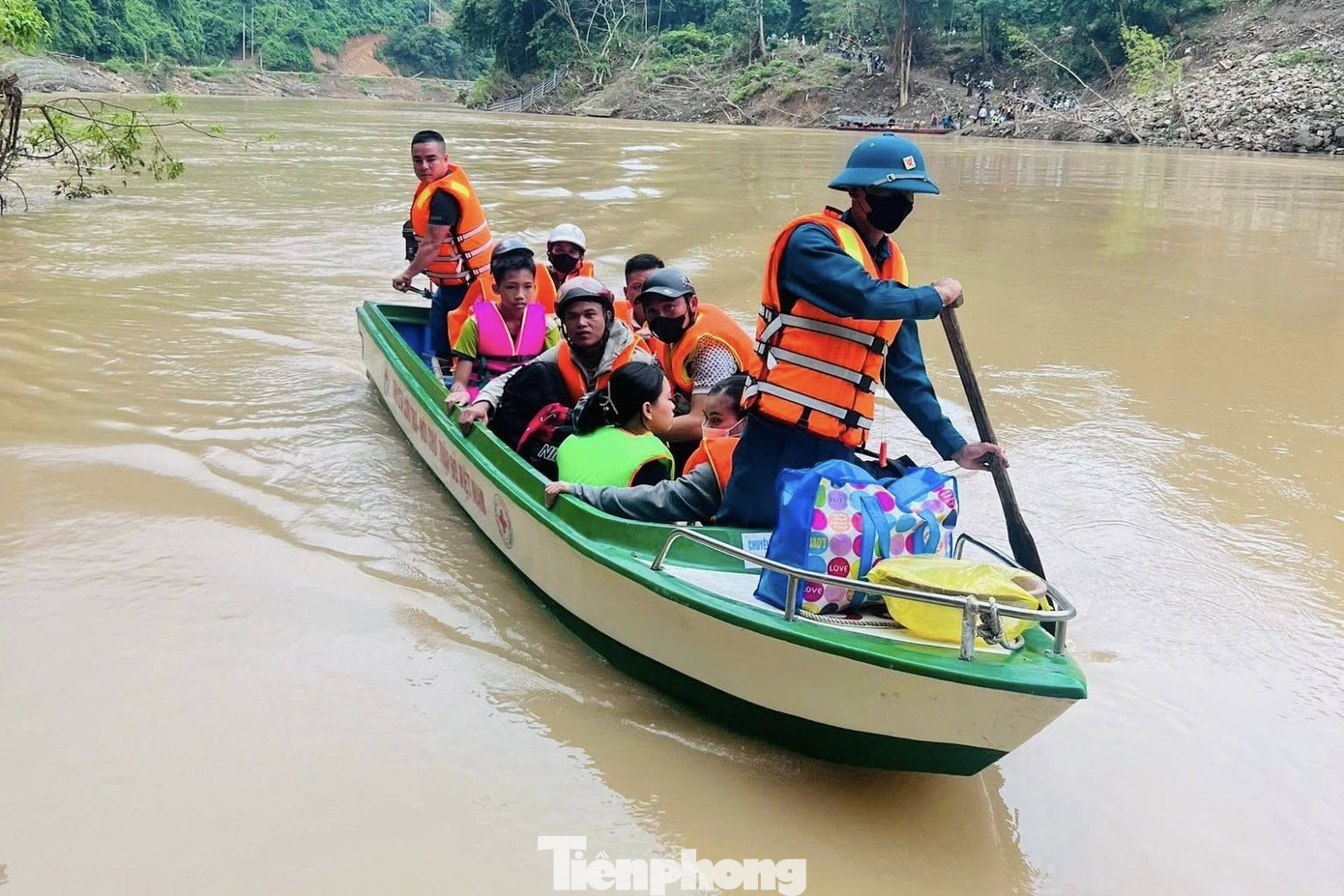 លើសពីនេះ សិស្សានុសិស្សជិត ៣០០នាក់នៃអនុវិទ្យាល័យ Luong Minh សម្រាប់ជនជាតិភាគតិច ដែលរស់នៅក្នុងភូមិខាងក្នុងចំនួន ៤ រួមមានភូមិ Cham Puong, Minh Thanh, Minh Tien និងភូមិ Dua ក៏ត្រូវឆ្លងទន្លេទៅសាលារៀនក្នុងឃុំ ដែលជាគ្រោះថ្នាក់បំផុតនៅពេលអាកាសធាតុមិនអំណោយផល។ tp-9.jpg