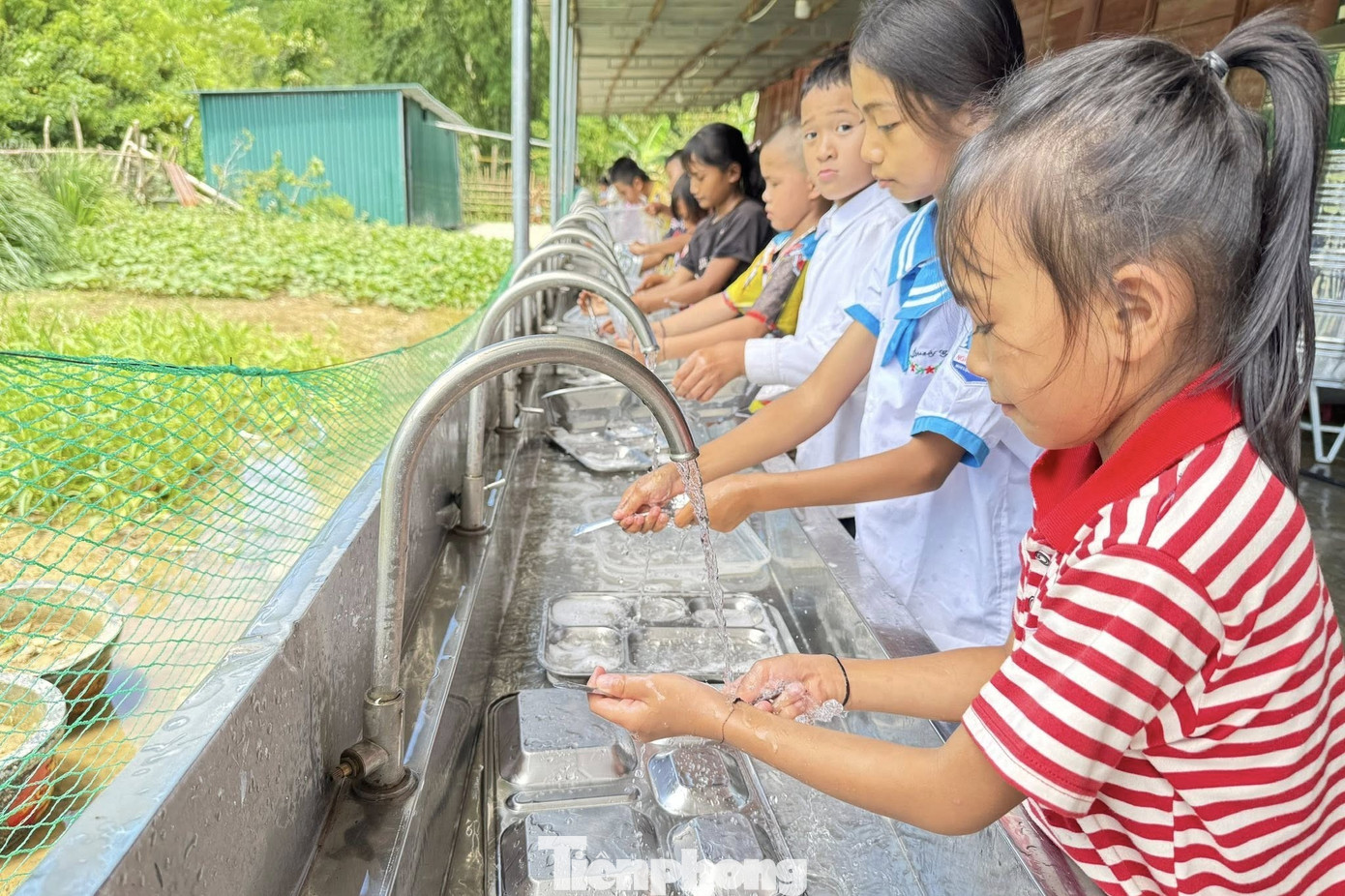 យោងតាមលេខាបក្សឃុំ Luong Minh ផែនការសាងសង់ស្ពានមួយត្រូវបានគិតគូរ ប៉ុន្តែពេលវេលាបញ្ចប់អាចចំណាយពេលដល់ទៅ ៣ ឆ្នាំ។ នេះគឺយូរពេកសម្រាប់សិស្ស លោកគ្រូ អ្នកគ្រូ និងឪពុកម្តាយរាប់រយនាក់ ដែលជួបការលំបាកក្នុងការទៅសាលារៀនជារៀងរាល់ថ្ងៃ។ ដូច្នេះហើយ បន្ថែមពីលើការខិតខំប្រឹងប្រែងរបស់មូលដ្ឋាន ឃុំ Luong Minh បានផ្តល់អនុសាសន៍យ៉ាងម៉ឺងម៉ាត់ថា គ្រប់កម្រិត និងគ្រប់វិស័យ ជាពិសេសខេត្ត Nghe An និងរដ្ឋាភិបាលកណ្តាល ត្រូវបែងចែកទុនវិនិយោគភ្លាមៗ និងកាត់បន្ថយពេលវេលាសាងសង់ ដើម្បីឲ្យស្ពាននេះក្លាយជាការពិតក្នុងពេលឆាប់ៗនេះ។ tp-2.jpg