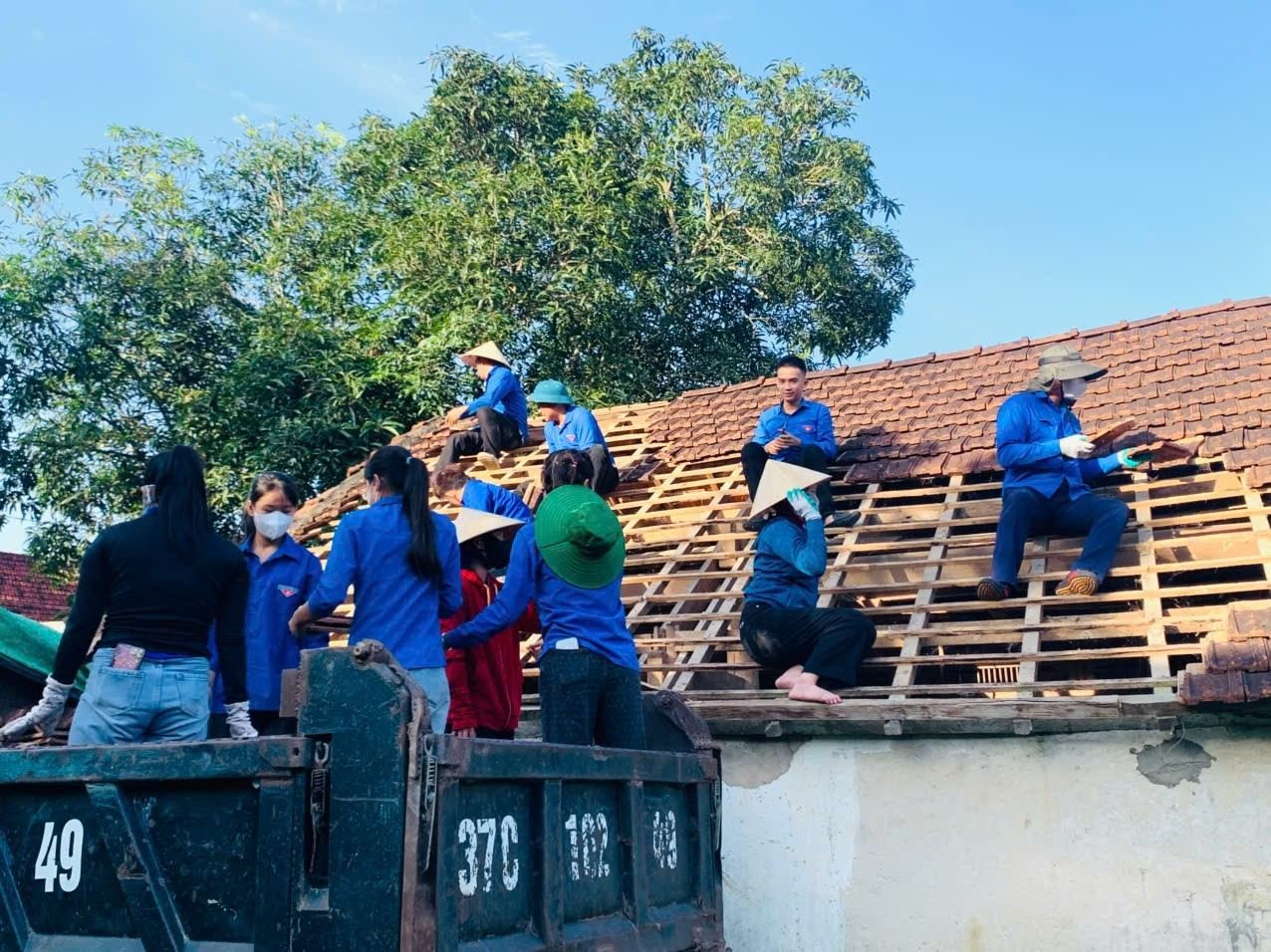 សមាជិកសហភាពយុវជនគាំទ្រប្រជាជនឲ្យរុះរើផ្ទះបណ្ដោះអាសន្ន 527908075-1102225932064041-2592578024337140662-n.jpg