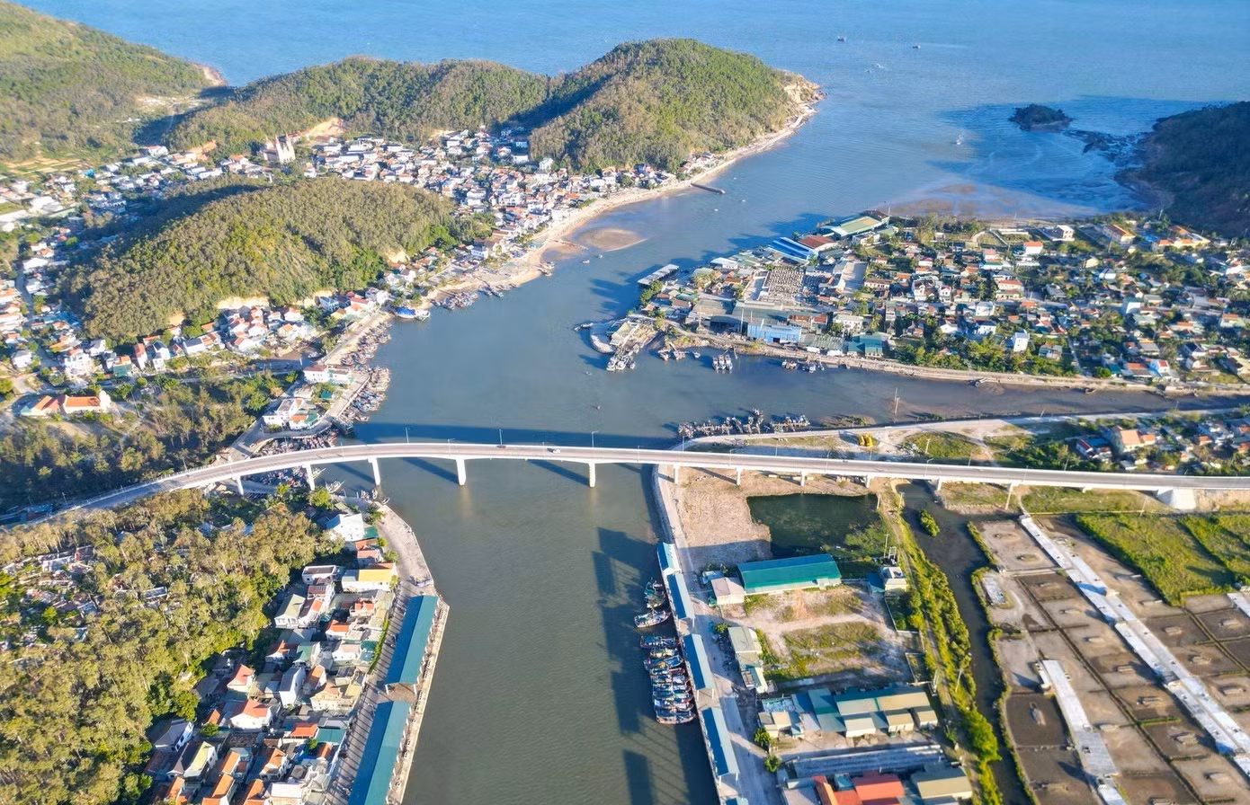 A estrada costeira, orçada em um trilhão de VND, conecta Nghe An às províncias do centro-norte do Vietnã. 34.jpg