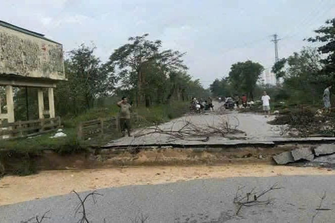 Một đoạn bờ sông Vinh vỡ sáng 1/10 z7068305602057-49e3fbf873b6074291da9cb35dcd99dd.jpg