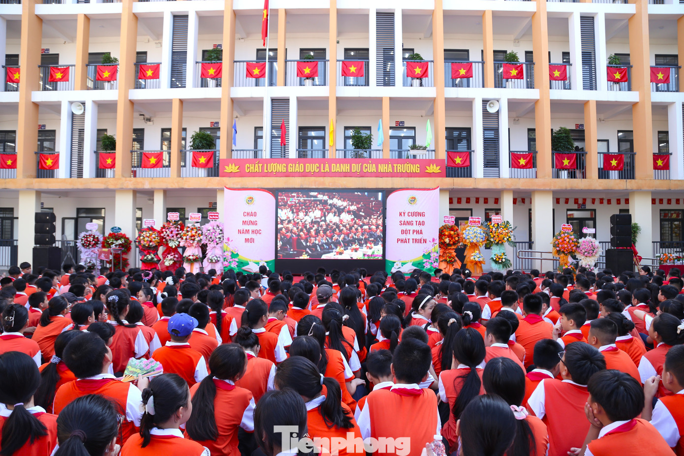 Studenti střední školy Ha Huy Tap se zúčastnili online zahajovacího ceremoniálu, který byl živě vysílán z Národního kongresového centra. tp-10.jpg