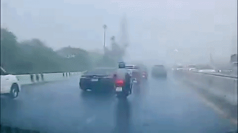 Video người đi xe máy bị sét đánh ở Bangkok: Sợi dây chuyền “hút sét”?