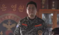 'Ông chú đeo kính' Yoon Kyung Ho: 'Sự nổi tiếng hiện tại của tôi giống như trúng số độc đắc'