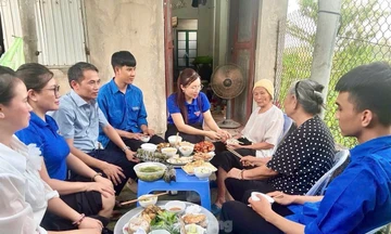 Đoàn viên, thanh niên toàn tỉnh Bắc Ninh đã tổ chức 300 "Bữa cơm tri ân" tại các gia đình Mẹ Việt Nam anh hùng, vợ liệt sĩ, thân nhân người có công với cách mạng.