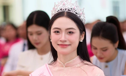 Á hậu Vân Nhi mặc áo dài về trường cấp 3 dự lễ khai giảng