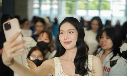 Á hậu Phương Anh trong vòng vây hàng nghìn sinh viên