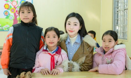 Á hậu Thanh Trúc nấu ăn cho trẻ nghèo vùng biên giới