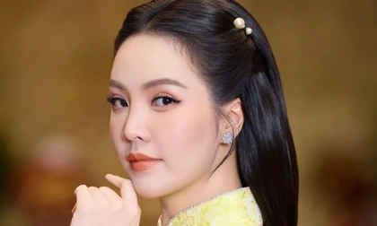 Á hậu Thụy Vân chạy show ngày cuối năm